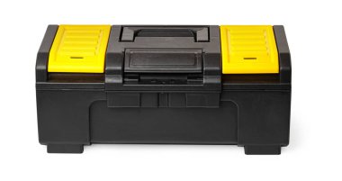 Sarı saplı ve kapaklı plastik araç kutusu, beyaz arkaplanda izole edilmiş.