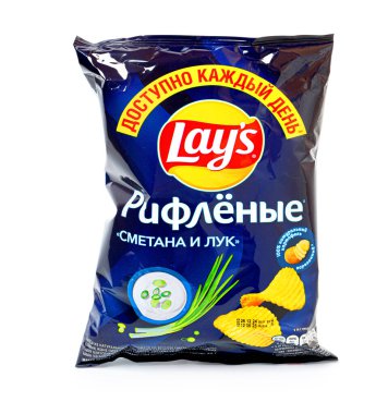 Anapa, Rusya... 08 Şubat 2025: Lay 'in patates cipsi paketi beyaz arka planda izole edilmiş.