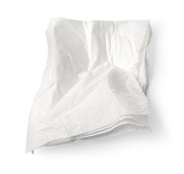 Kırışmış tek kullanımlık kağıt peçete beyaz arkaplanda izole edilmiş.