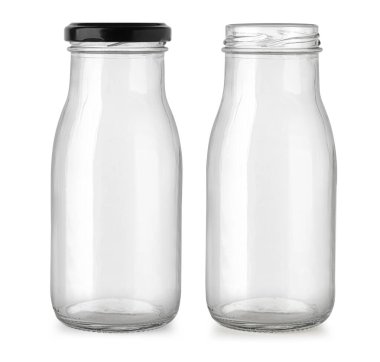 Beyaz arka planda izole edilmiş iki boş cam şişe, birinin kapağı siyah, diğerinin açık.