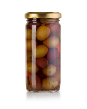 Tuzlu yeşil ve siyah zeytinleri koruyan cam kavanoz, beyaz arka planda izole edilmiş.