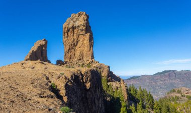 Volkanik kaya oluşumları roque nublo ve el narin üzerinde yükselen kaldera de tejeda kanarya, kanarya adaları, İspanya