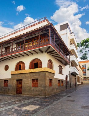 Las Palmas de Gran Canaria, Las Palmas, İspanya 'da belirgin ahşap bir balkonu olan eşsiz kanarya mimarisini gözler önüne seriyor.