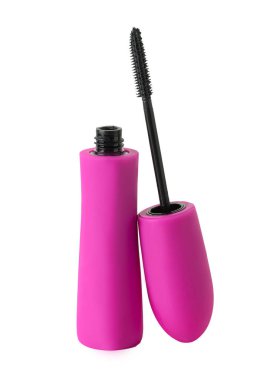 Asa aplikatörüyle açık pembe rimel tüpü, beyaz arka planda izole edilmiş, makyaj uygulaması için hazır.