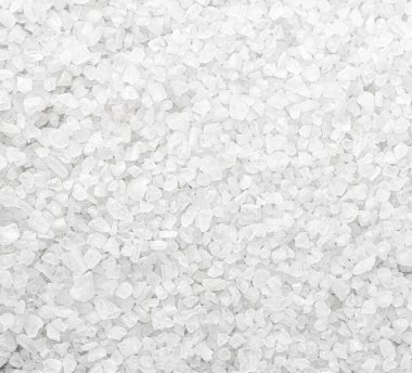 Kaba deniz tuzu kristallerinin yakın plan görüntüsü desenli bir arka plan oluşturur