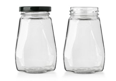 Beyaz arka planda izole edilmiş iki boş cam kavanoz. Birinin kapağı siyah, diğerinin açık.