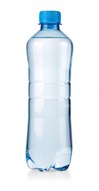 Mavi şapkalı plastik şişede serinletici su, susuzluk ve saflığı teşvik ediyor.