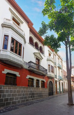 Renkli binalar ve geleneksel kanarya mimarisi Las Palmas de Gran Canaria, Las Palmas, kanarya adaları, İspanya 'da bir caddeyi kaplıyor.