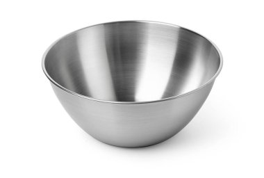 Temiz paslanmaz çelik karıştırma kabı beyaz arka planda izole edilmiş, karışıma hazır.