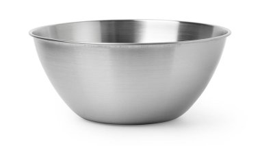 Fırçalanmış metal karıştırma kabı beyaz arka planda izole edilmiş, yemek pişirme ve mutfak kavramları için mükemmel.
