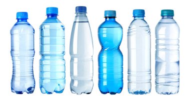 Plastikten yapılmış su şişeleri. Beyaz arka planda izole edilmiş. Farklı boyutlarda ve şekillerde.