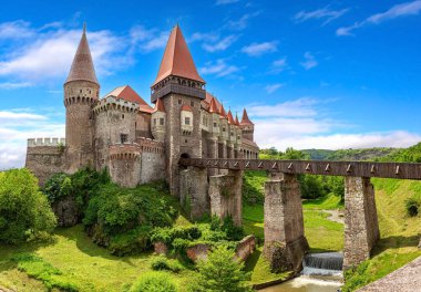 Aynı zamanda Hunedoara ya da Hunyadi Kalesi olarak da bilinen Majestic Corvin Şatosu Romanya 'nın Transilvanya kentindeki Zlasti nehrinin kıyısındaki kayalık bir çıkıntıda duruyor.