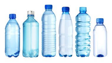 Plastikten yapılmış su şişeleri. Beyaz arka planda izole edilmiş. Farklı boyutlarda ve şekillerde.