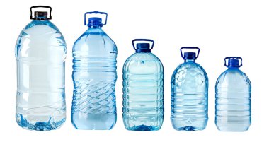 Plastikten yapılmış su şişeleri. Beyaz arka planda izole edilmiş. Farklı boyutlarda ve şekillerde.