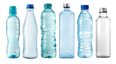 Plastikten yapılmış su şişeleri. Beyaz arka planda izole edilmiş. Farklı boyutlarda ve şekillerde.