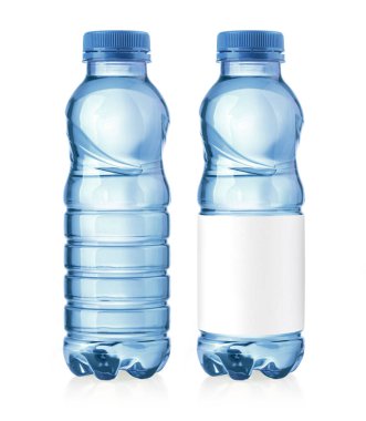 İki küçük su şişesi beyaz arka planda izole edilmiş, birinde beyaz etiket, diğerinde etiket yok.
