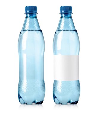 İki küçük su şişesi beyaz arka planda izole edilmiş, birinde beyaz etiket, diğerinde etiket yok.