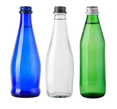 Mavi, şeffaf ve suyla dolu yeşil cam şişelerden oluşan bir stüdyo resmi, beyaz arka planda izole edilmiş.