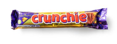 Anapa, Rusya, 27 Kasım 2023: Cadbury tarafından üretilen açılmamış bir Crunchie çikolatası.