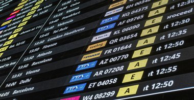 Rome Fiumicino Havaalanı, 17 Aralık 2023: Varış yerleri, havayolları, uçuş numaraları, süreleri ve statüleri de dahil olmak üzere gerçek zamanlı uçuş bilgilerini gösteren bir havaalanı kalkış panosunun yakın görüntüsü