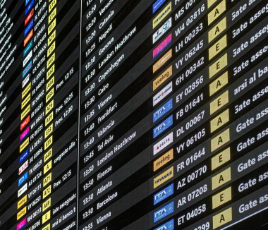 Rome Fiumicino Havalimanı, 17 Aralık 2023: Havaalanında varış noktalarını, havayollarını, uçuş numaralarını, kalkış zamanlarını ve kapılarını gösteren elektronik ekran