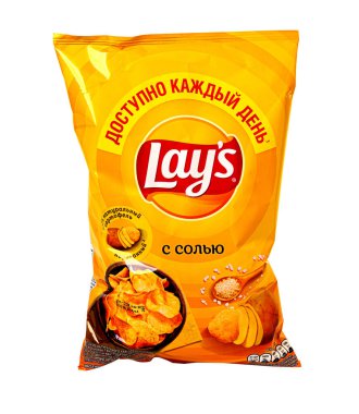 Anapa, Rusya - 23 Şubat 2025: Beyaz arka planda izole edilmiş patates, patates ve patates cipsleri içeren sarı paket