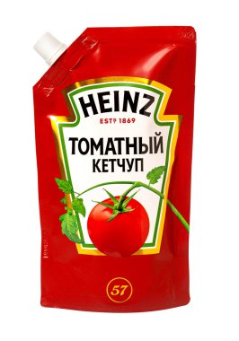 Anapa, Rusya - 23 Şubat 2025: Beyaz arka planda izole edilmiş Rus etiketli heinz domates ketçapı perakende satışı