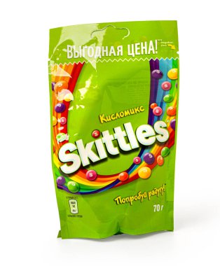 Anapa, Rusya - 24 Mart 2025: Renkli gökkuşağı ve şekerli yeşil şekerleme paketi beyaz arka planda izole edilmiştir