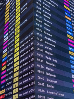 Rome Fiumicino Havalimanı, 17 Aralık 2023::::: Havaalanındaki elektronik ekran varış noktalarını, uçuş numaralarını, havayollarını ve kapı numaralarını gösteren, yolcuları yaklaşan kalkış hakkında bilgilendiren