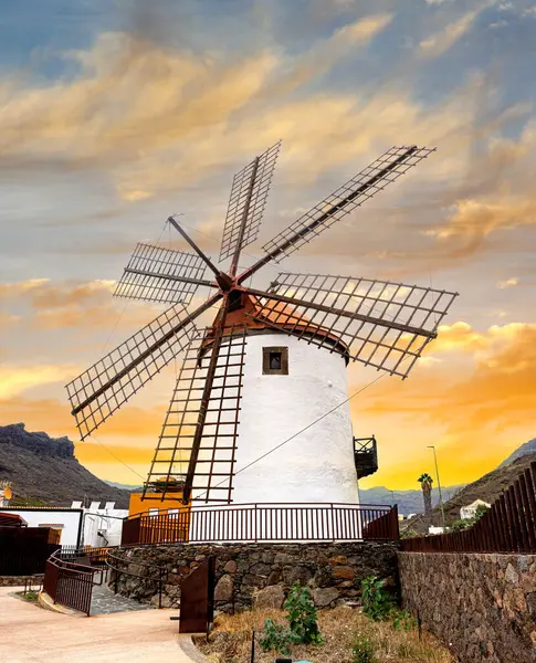 Günbatımında beyaz geleneksel yel değirmeni Mogan, Büyük Kanarya, Kanarya Adaları, İspanya
