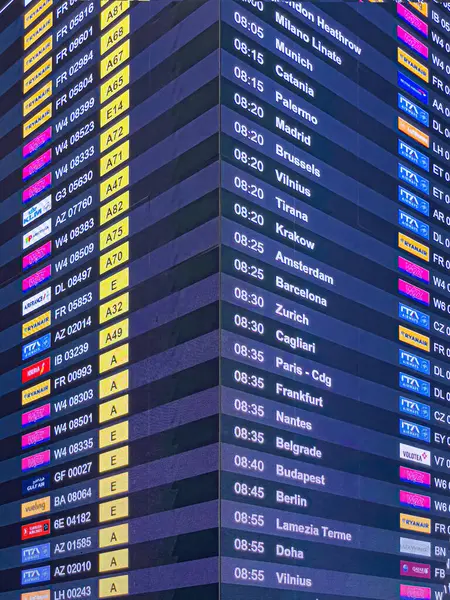 Rome Fiumicino Havalimanı, 17 Aralık 2023::::: Havaalanındaki elektronik ekran varış noktalarını, uçuş numaralarını, havayollarını ve kapı numaralarını gösteren, yolcuları yaklaşan kalkış hakkında bilgilendiren