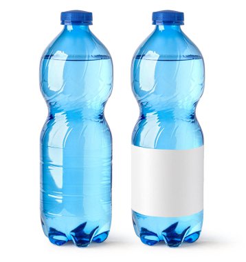 İki küçük su şişesi beyaz arka planda izole edilmiş, birinde beyaz etiket, diğerinde etiket yok.