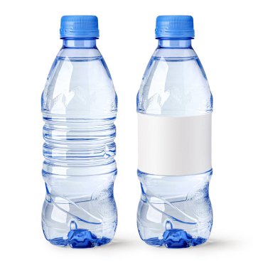 İki küçük su şişesi beyaz arka planda izole edilmiş, birinde beyaz etiket, diğerinde etiket yok.