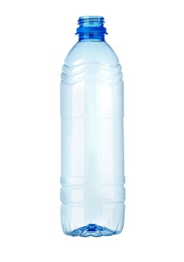 Beyaz arka planda izole edilmiş boş plastik şişe, geri dönüşüm, plastik atık ve çevre sorunları gibi kavramları temsil ediyor