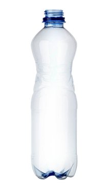 Beyaz arka planda izole edilmiş boş plastik şişe, geri dönüşüm, plastik atık ve çevre sorunları gibi kavramları temsil ediyor
