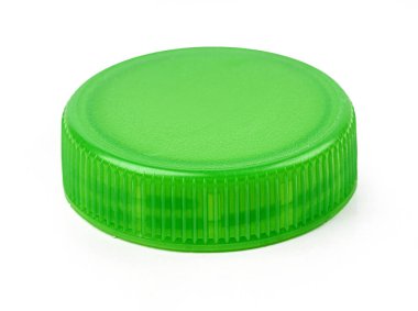 Yeşil plastik bir şişe kapağının stüdyo görüntüsü, temiz beyaz bir arkaplan ile dokusunu ve rengini vurguluyor.