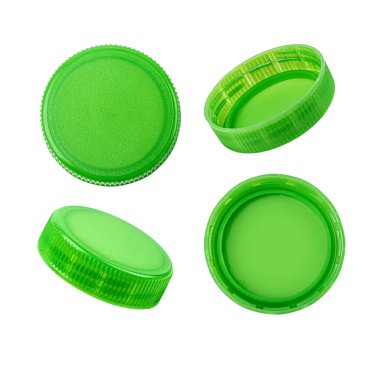Beyaz arka planda izole edilmiş dört yeşil plastik şişe kapağı farklı bakış açıları gösteriyor.