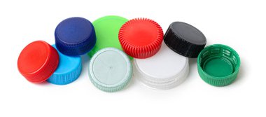 Farklı renklerde plastik şişe kapakları beyaz bir arkaplanda düzenlenir ve soyut bir desen oluşturur.