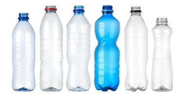 Beyaz arka planda izole edilmiş boş plastik şişe, geri dönüşüm, plastik atık ve çevre sorunları gibi kavramları temsil ediyor