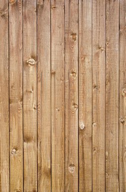 Dikey ahşap döşemeler kırsal bir zemin oluşturuyor, doğal ahşap tahıl ve düğümler sergiliyor.