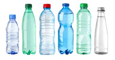 Plastikten yapılmış su şişeleri. Beyaz arka planda izole edilmiş. Farklı boyutlarda ve şekillerde.