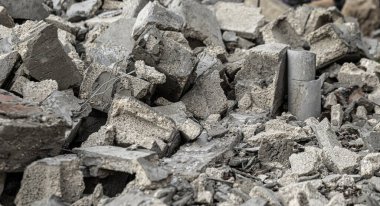 Patlamanın yol açtığı beton döküntüler ve molozlar, kırık borular ve açıkta duran demir çubuklar.