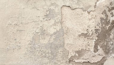 Altında beton olduğunu gösteren yıpranmış alçı duvar, desenli, eski bir arka plan oluşturuyor.