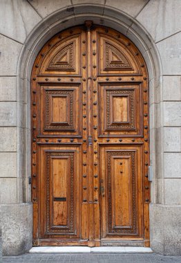 Klasik ahşap çift kapılı, Yunan anahtar desenli, zamansız zarafet saçan ve sofistike bir mekana davet eden
