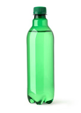 Beyaz arka planda ferahlatıcı meşrubat içeren yeşil plastik şişenin stüdyo çekimi