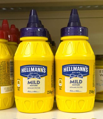 TPomos, Kıbrıs, 16 Haziran 2023: Hellmann 's hafif hardal şişeleri bir mağaza rafında satılmaya hazır.