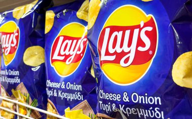 Pomos, Kıbrıs, 26 Haziran 2023: Lay 's cheese ve soğan cipslerinin satılmaya hazır bir rafta yakın plan çekimi