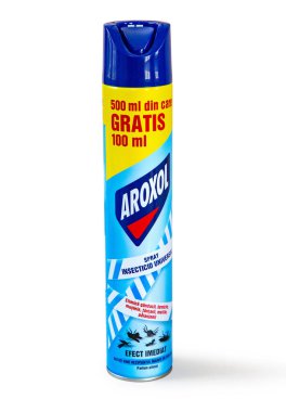 Pomos, Kıbrıs 12 Haziran 2018: Mavi ve sarı aroxyol evrensel böcek ilacı spreyi beyaz arka planda izole edildi