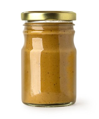 Altın kapaklı hardal içeren cam bir kavanozun çekimleri, beyaz arka planda izole edilmiş.