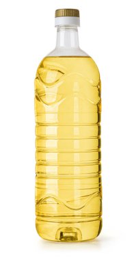 Plastik şişe dolusu bitkisel yağ, beyaz arka planda izole edilmiş, aşçılık, beslenme ve gıda hazırlığını temsil ediyor.